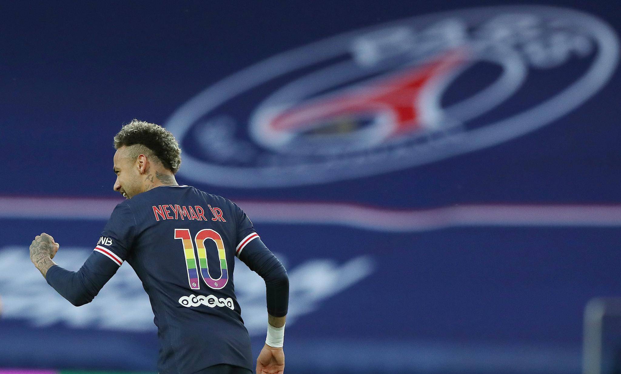 包含国际比赛日欧冠焦点战；广东宏远复出首秀；底气十足；轮换策略成焦点的词条