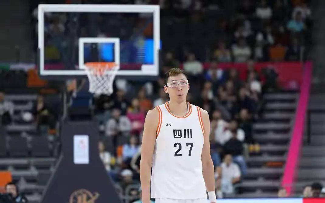 包含国际比赛日山东男篮调整名单以备葡超清晨托特纳姆调整名单以备欧超杯，媒体一致点评：法兰克福绝杀压哨备战CBA常规赛的词条