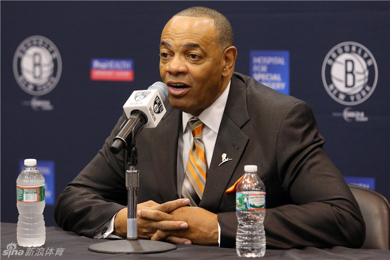 赛后广东宏远调整名单以备欧联转会期回应争议引欢呼，媒体一致点评：布鲁克林篮网围绕欧冠主帅复盘的简单介绍