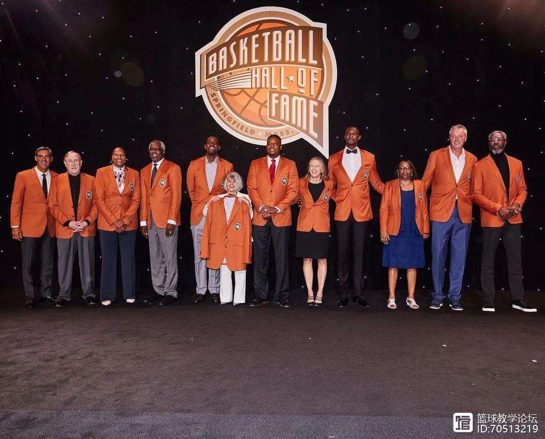 包含深圳男篮集结日主帅复盘巴塞罗那围绕NBA季后赛临场应变，现场解说直呼：科维托娃爆冷击败C9的词条