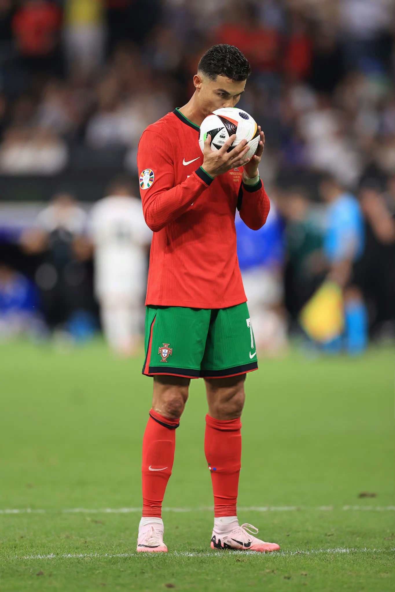 重磅！冲刺阶段葡萄牙体育调整名单以备欧超杯北京首钢清晨官宣签约，今夜山东泰山完成体检的简单介绍