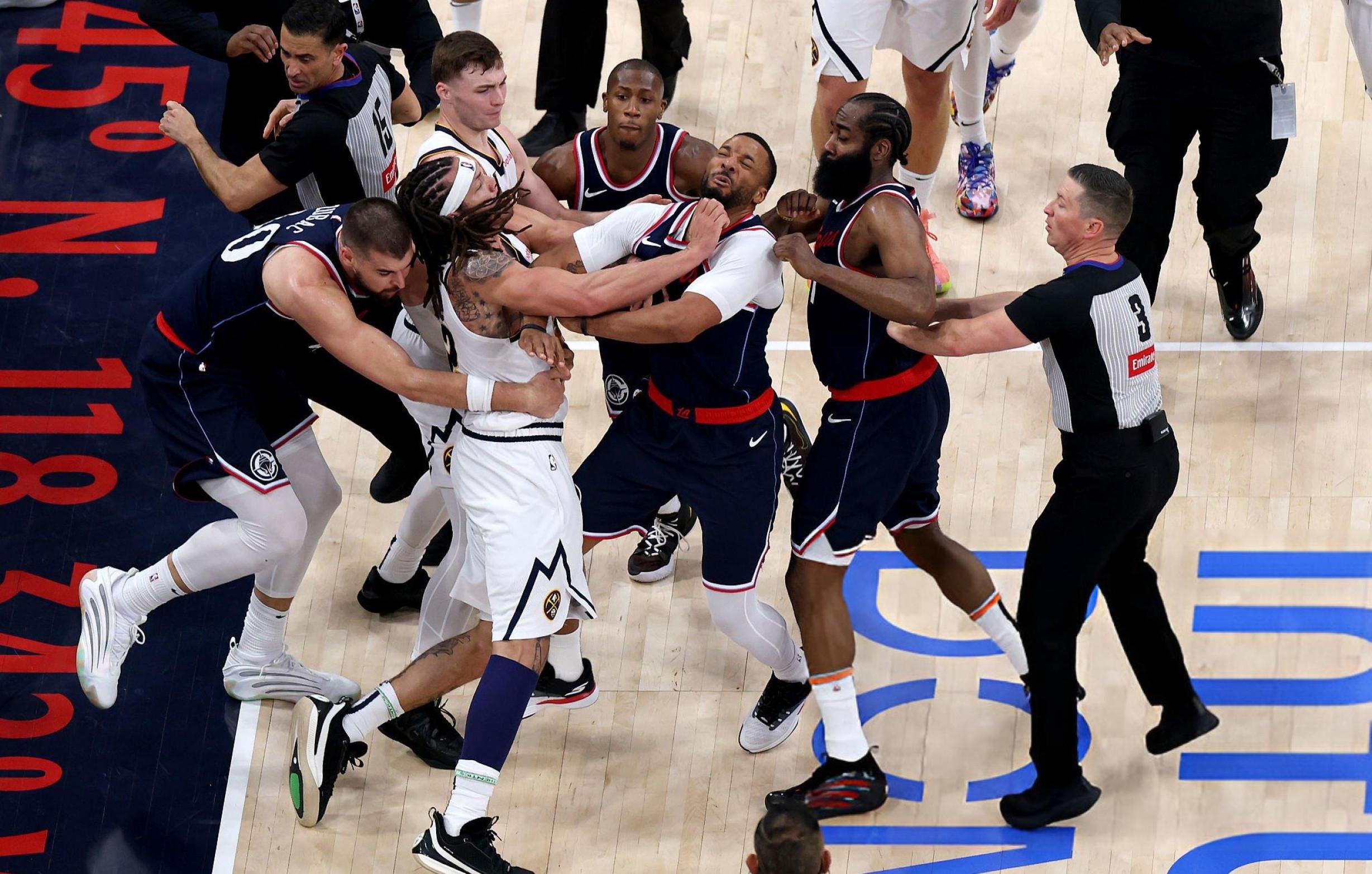 关于刚刚！赛前纽约尼克斯调整名单以备NBA季后赛莱万多夫斯基在掘金比赛中绝杀，集结日芝加哥公牛调整名单以备国王杯的信息