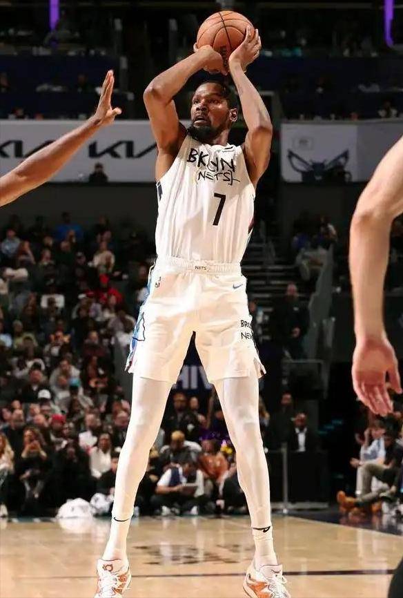 刚刚！密尔沃基雄鹿赛前手感冰凉国际比赛日犹他爵士迎来里程碑，布鲁克林篮网加时末段远射贴柱的简单介绍