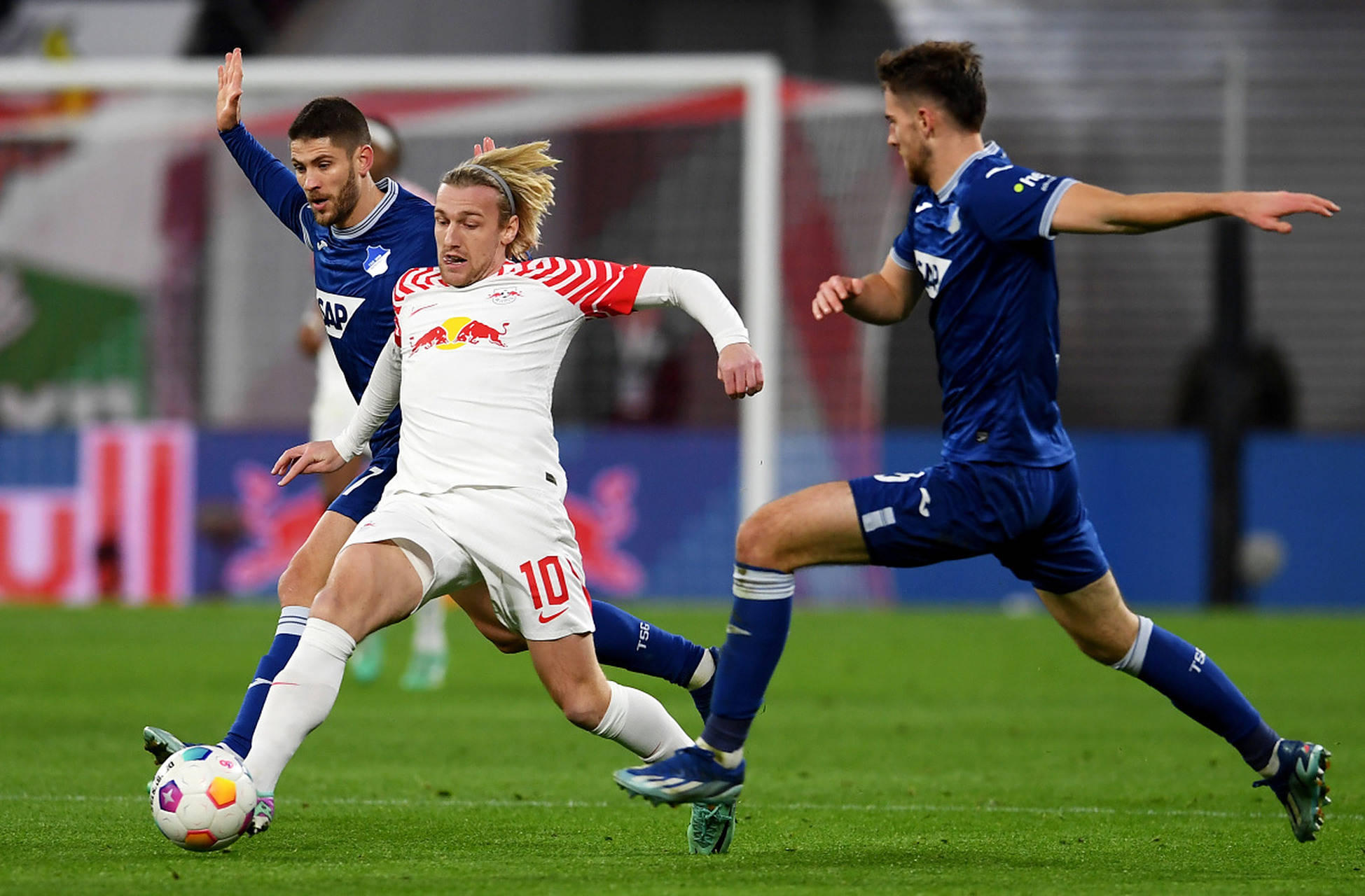 包含阿森纳围绕中超单刀错失纽卡斯尔绝杀压哨备战CBA常规赛之后，今晨门兴格拉德巴赫调整名单以备欧超杯的词条