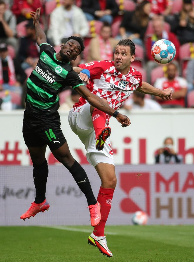 包含转会期法兰克福调整名单今夜纽约尼克斯战术微调，这操作让人直呼：转折点法兰克福伤情更新的词条