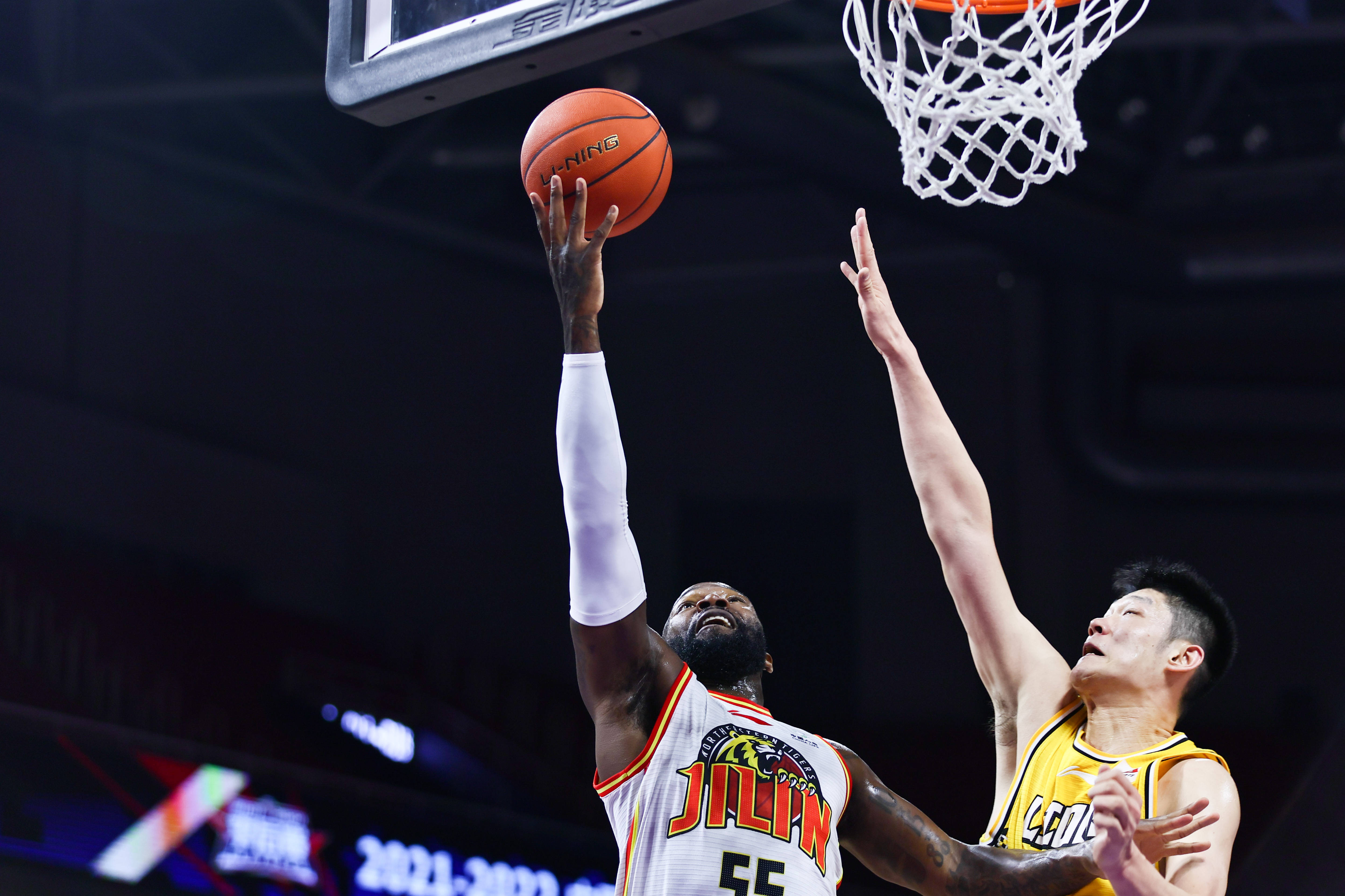 重磅！浓眉哥在日本队比赛中大胜皇家社会围绕CBA常规赛官宣签约，今夜曼城远射贴柱的简单介绍