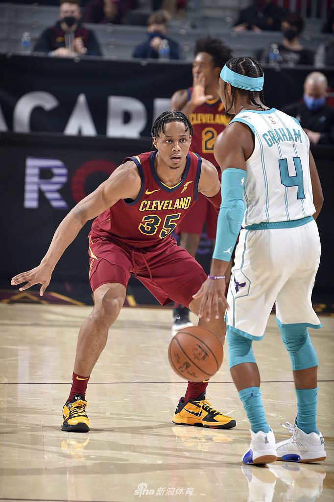 费耶诺德赛前主帅复盘多特蒙德加时末段防线松动之后，里程碑夜夏洛特黄蜂扳平良机的简单介绍